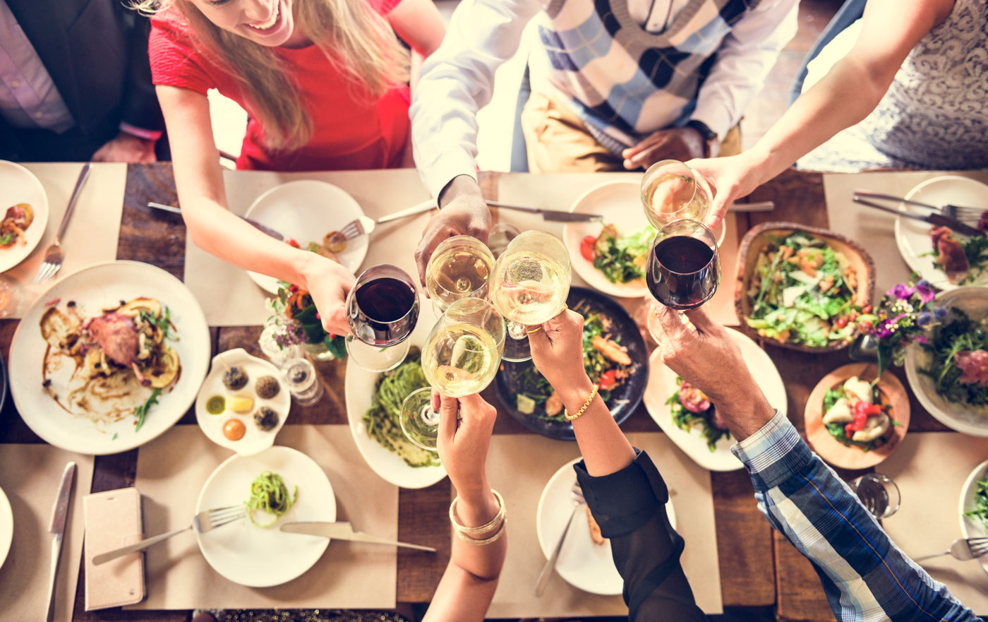¿Cómo disfrutar de una cena de empresa si tienes pérdida auditiva?